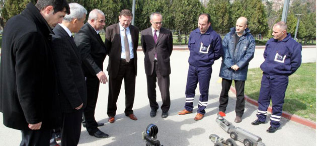 Genel Müdürü İlhan Bayram ve yardımcısı Fatih Yürük ile kanal görüntüleme robotlarını inceliyor...